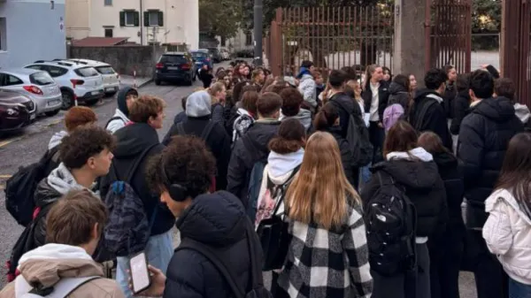 Dijaki in dijakinje pred licejem Slom&scaron;ek v Trstu