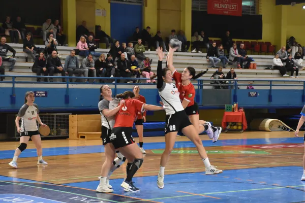 Da&scaron;a Černigoj Mlinotest proti Vrhnika