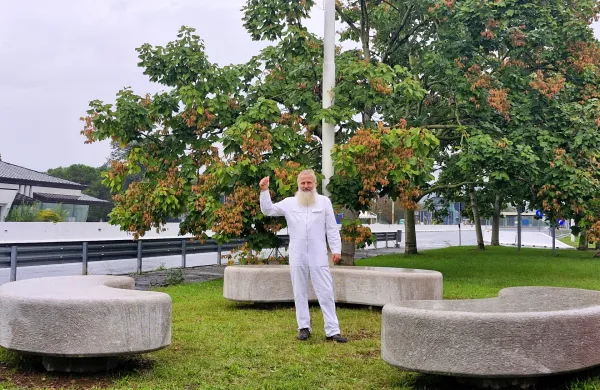 Boštjan Kavčič ob skulpturi Stičišče kultur