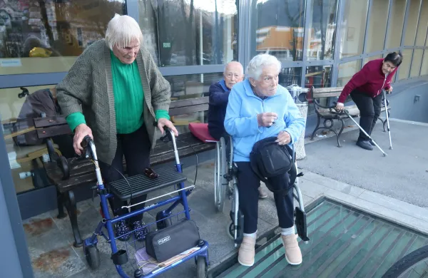 Pet primorskih občin brez izvajalcev dolgotrajne oskrbe na domu