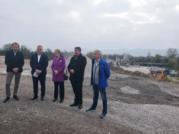 obisk vlade v regiji minister za okolje podnebje in energijo Bojan Kumer asfaltna baza Vrtojba Kolektor CPG direktor Kristjan Mugerli ?upan Obcina ?empeter Vrtojba Milan Turk 