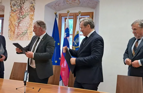 Minister za visoko šolstvo, znanost in inovacije dr. Igor Papič, rektor Univerze v Novi Gorici prof. dr. Boštjan Golob ter direktor Instituta Jožef Stefan prof. dr. Leon Cizelj in župan Mestne občine Nova Gorica Samo Turel