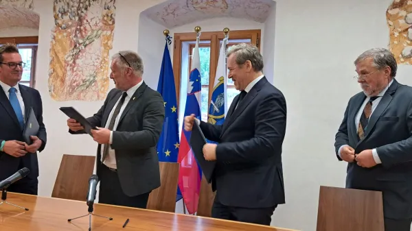 Minister za visoko šolstvo, znanost in inovacije dr. Igor Papič, rektor Univerze v Novi Gorici prof. dr. Boštjan Golob ter direktor Instituta Jožef Stefan prof. dr. Leon Cizelj in župan Mestne občine Nova Gorica Samo Turel