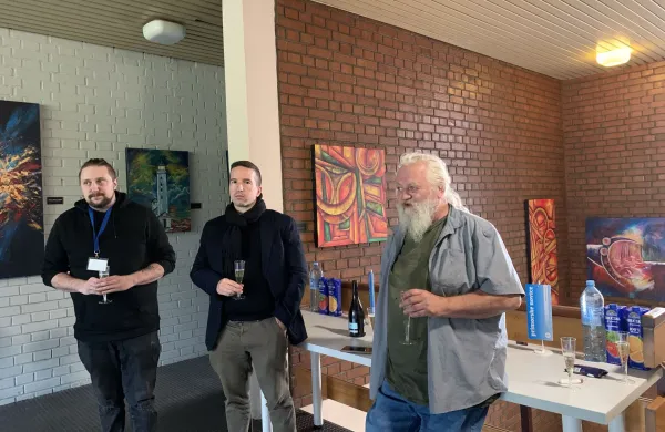 Branislav Buh Bato (prvi z desne) z novinarjema Aljaž Novak in Jan Klokočovnik (v sredini)