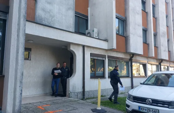 Hrvat, obtožen ropov in tatvin v Izoli, se na začetku sojenja (&scaron;e) ni zagovarjal