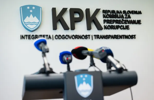 KPK ima razmeroma majhna pooblastila, a je njeno delovanje deležno precej&scaron;nje pozornosti javnosti in medijev.