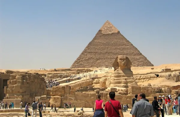 Pred egipčanskimi piramidami na ogled instalacije znanih umetnikov