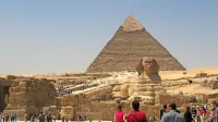 Pred egipčanskimi piramidami na ogled instalacije znanih umetnikov
