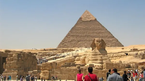 Pred egipčanskimi piramidami na ogled instalacije znanih umetnikov