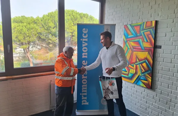 Dolgoletnemu sodelavcu Primorskih novic je ob visokem jubileju čestital tudi direktor družbe Anže Potecin.