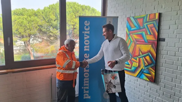 Dolgoletnemu sodelavcu Primorskih novic je ob visokem jubileju čestital tudi direktor družbe Anže Potecin.