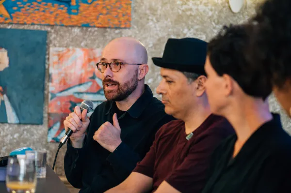 Od leve proti desni: kurator razstave 'Salt in the wound, gold in the vault' Ilija Prokopiev, vizualni umetnik Oscar Cueto in filmska ustvarjalka Helena Wittmann  