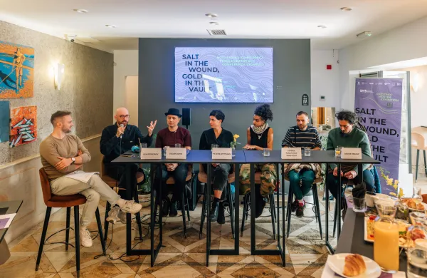 Ustvarjalci razstave Salt in the wound, gold in the vault so danes predstavili svoje delo na novinarski konferenci v koprski Kavarni Loggia.