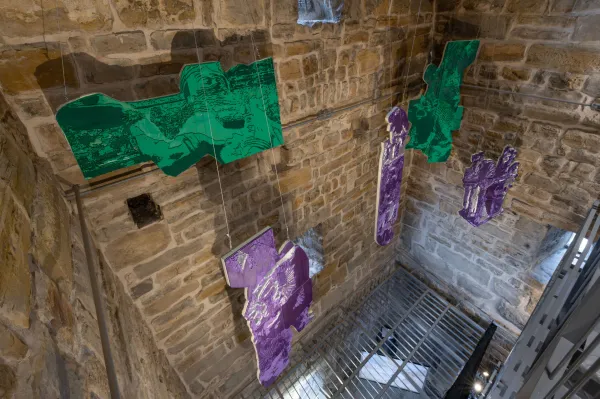 Umetniška instalacija Helene Tahir je umeščena na stopnišče koprskega mestnega zvonika.