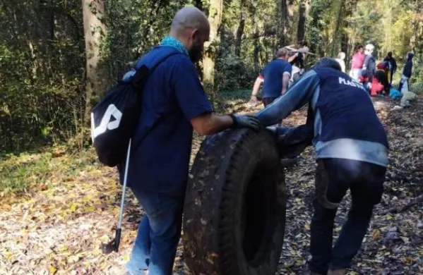 Med ekolo&scaron;kim sprehodom so na&scaron;li tudi pnevmatiko tovornjaka.