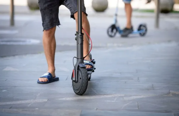 Vlada sprejela predlog za dvig starostne meje za lahka motorna vozila