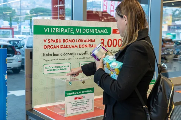 Kupci lahko z žetoni v trgovini glasujejo za vi&scaron;ino donacije, ki jo bo prejelo vsako izmed predlaganih dru&scaron;tev.