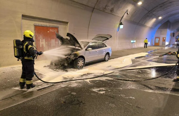 Goreči avto zaprl predor, nato &scaron;e naletno trčenje