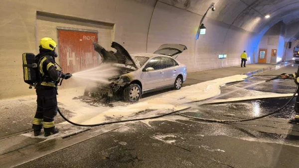 Goreči avto zaprl predor, nato &scaron;e naletno trčenje