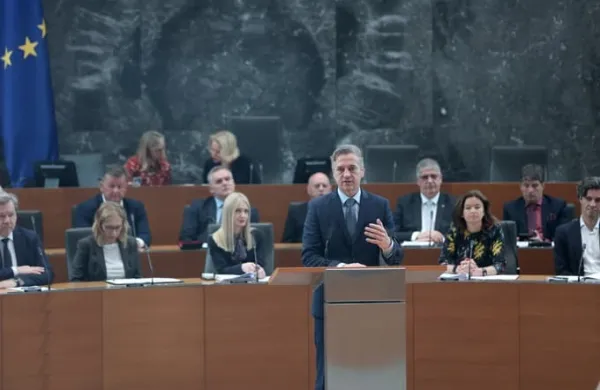 parlament DZ robert golob