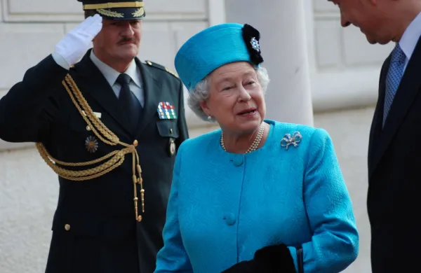 ﻿kraljica Elizabeta II, Brdo