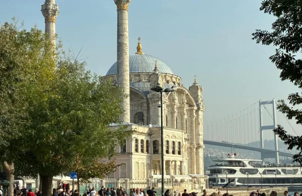 Družina naj bi se domnevno zastrupila s hrano v priljubljeni turistični soseski Ortaköy ob Bosporju.