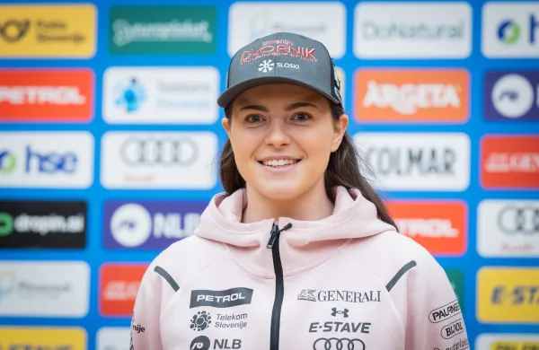 Ljubljana, Kongresni center Brdo.Novinarska konferenca Smucarske zveze Slovenije, na kateri bodo predstavili vse Junake zime, ter uradno lansirali skupno vstopnico SLOSKI, ki zdruzuje najvecje domace sportne praznike.Alpska smucarka Neja Dvornik.