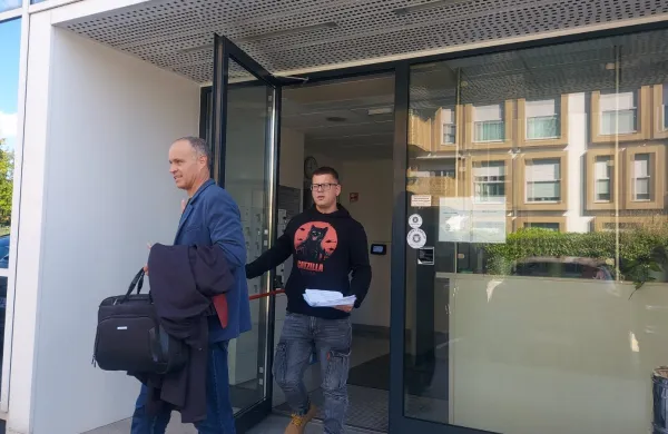 Policistove sodelavce čudi, da &scaron;e dela z njimi