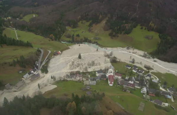 Log pod Mangrtom, Log pod Mangartom, plaz zasul del vasi log pod mangartom, plaz, odnesel, del, vasi, &scaron;tiri, hi&scaron;e, umrlo, neuradno, sedem, ljudi,