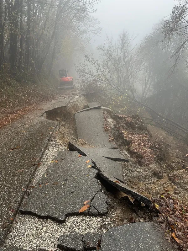 Poškodovano cestišče