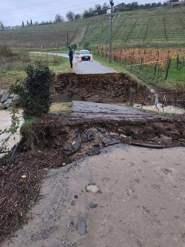 Pškodovana cesta Podsnežeče.