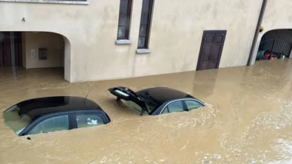 Voda je popolnoma poplavila pritličja hi&scaron;.