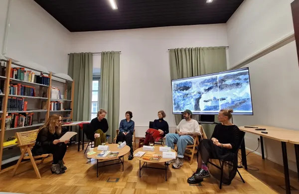 O čarobnosti pripovedovanja so spregovorili (z leve): Alenka Penjak, &Scaron;pela Frlic, Ana Zavadlav, Nata&scaron;a Konc Lorenzutti, Tadej Vaukman in Samanta Kobal