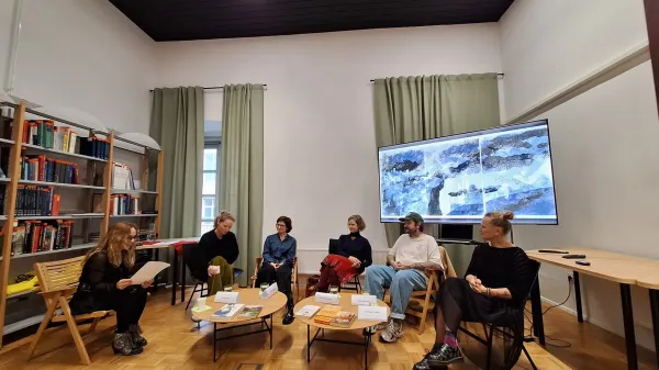 O čarobnosti pripovedovanja so spregovorili (z leve): Alenka Penjak, &Scaron;pela Frlic, Ana Zavadlav, Nata&scaron;a Konc Lorenzutti, Tadej Vaukman in Samanta Kobal