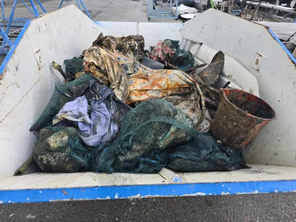 Iz morja odstranili več kot tono smeti