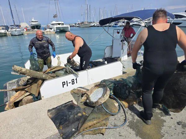 Iz morja odstranili več kot tono smeti