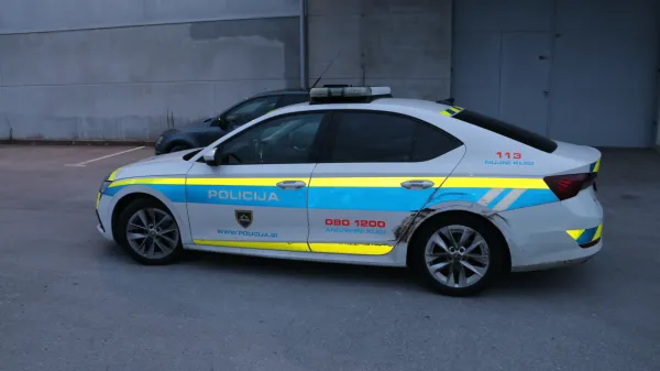 Tihotapec se je zaletel v policijsko vozilo