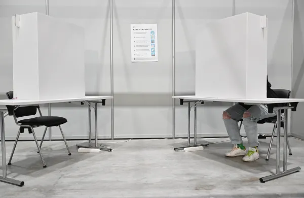 ﻿Slovenija, Ljubljana, 06.05.2025, 06. maj 2025PredÄŤasno glasovanje na zakonodajnem referendumu o pokojninah umetnikov, politika, UE Ljubljana, Hala Tivoli, ljudje, glasovnice,Foto: Ĺ˝iga Ĺ˝ivuloviÄ‡ jr./F.A.Bobo