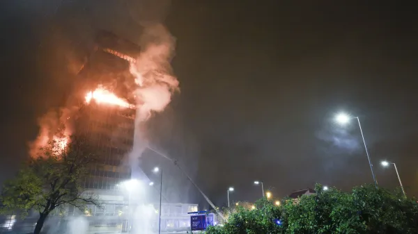 Hrvaska, Zagreb.V stolpnici Vjesnika v Zagrebu je izbruhnil pozar, ki je zajel vec nadstropij in ostresje stavbe.