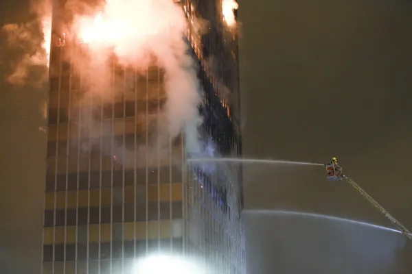 Hrvaska, Zagreb.V stolpnici Vjesnika v Zagrebu je izbruhnil pozar, ki je zajel vec nadstropij in ostresje stavbe.