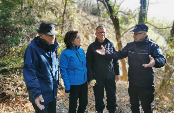 Državni poveljnik CZ Srečko Šestan si s predstavniki občinske CZ in Franc Mužič, župan Občine Brda že ogleduje plazove, vdore cest in škodo v Kožbanjskem kotu. FOTO: Ervin Čurlič, regijski štab CZ