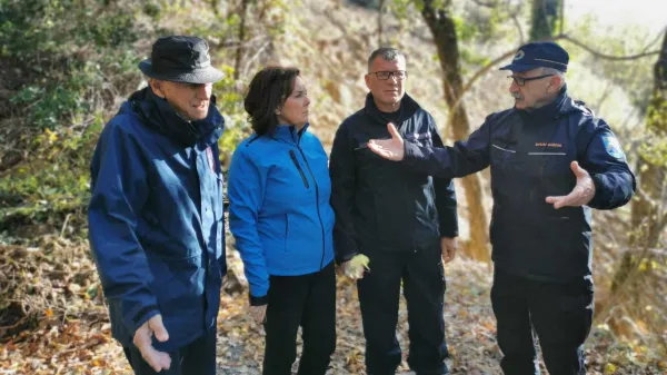 Državni poveljnik CZ Srečko Šestan si s predstavniki občinske CZ in Franc Mužič, župan Občine Brda že ogleduje plazove, vdore cest in škodo v Kožbanjskem kotu. FOTO: Ervin Čurlič, regijski štab CZ