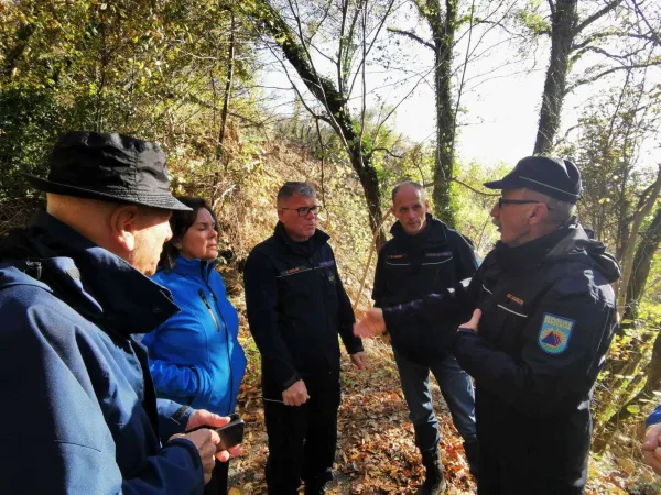 Državni poveljnik CZ Srečko Šestan si s predstavniki občinske CZ in Franc Mužič, župan Občine Brda že ogleduje plazove, vdore cest in škodo v Kožbanjskem kotu. FOTO: Ervin Čurlič, regijski štab CZ