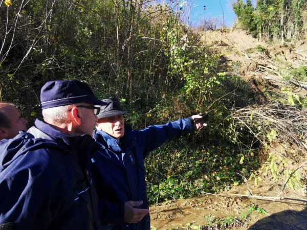 Državni poveljnik CZ Srečko Šestan si s predstavniki občinske CZ in Franc Mužič, župan Občine Brda že ogleduje plazove, vdore cest in škodo v Kožbanjskem kotu. FOTO: Ervin Čurlič, regijski štab CZ