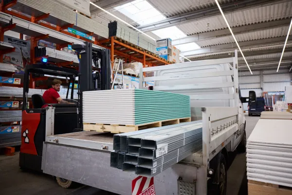 Suhomontaža brez čakanja: ko mojstri vedo, kam se splača