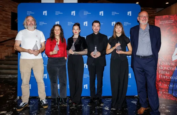 Ekipa filma Kaj ti je deklica z leve: Julij Zornik, Ur&scaron;ka Djukić, Mina &Scaron;vajger, Sa&scaron;a Tabaković, Jara Sofija Ostan in producent Jožko Rutar