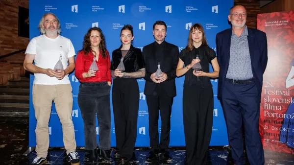 Ekipa filma Kaj ti je deklica z leve: Julij Zornik, Urška Djukić, Mina Švajger, Saša Tabaković, Jara Sofija Ostan in producent Jožko Rutar