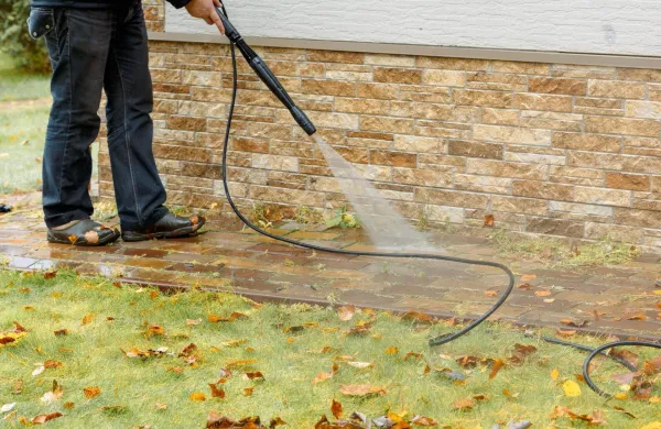 Čistej&scaron;i dom in okolica: kako si življenje olaj&scaron;ati z visokotlačnimi čistilci