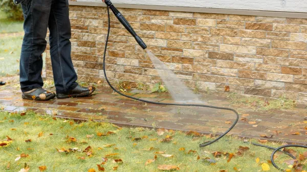 Čistej&scaron;i dom in okolica: kako si življenje olaj&scaron;ati z visokotlačnimi čistilci