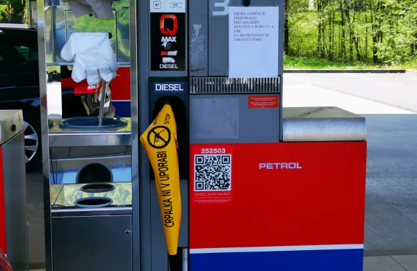 Borovnica.Druzba Petrol po petkovi napovedi vlade, da ta ne bo podaljsala regulacije cen bencina in dizla, danes na bencinskih servisih zaznava povecano povprasevanje, a ob tem miri, da z vidika stabilnosti oskrbe ni potrebe za paniko.Foto: STA